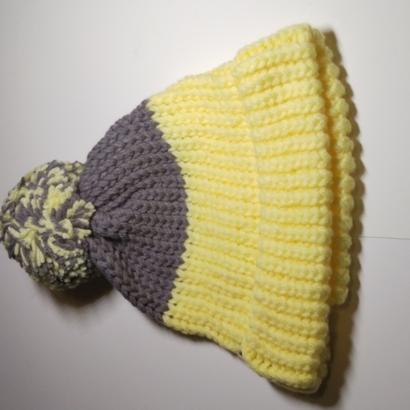 Selling hats - Picture 5 of 5